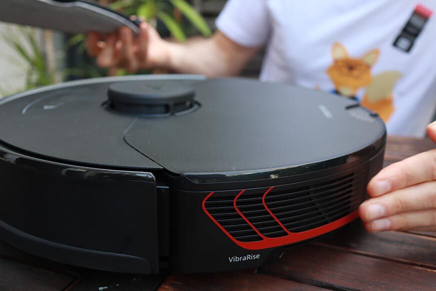 Красные элементы дизайна Roborock S7 MaxV крупным планом 